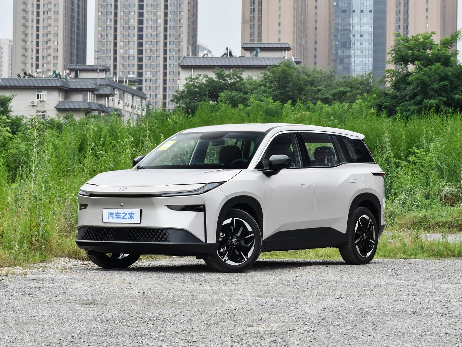 Toyota bZ3X — реальное фото 1