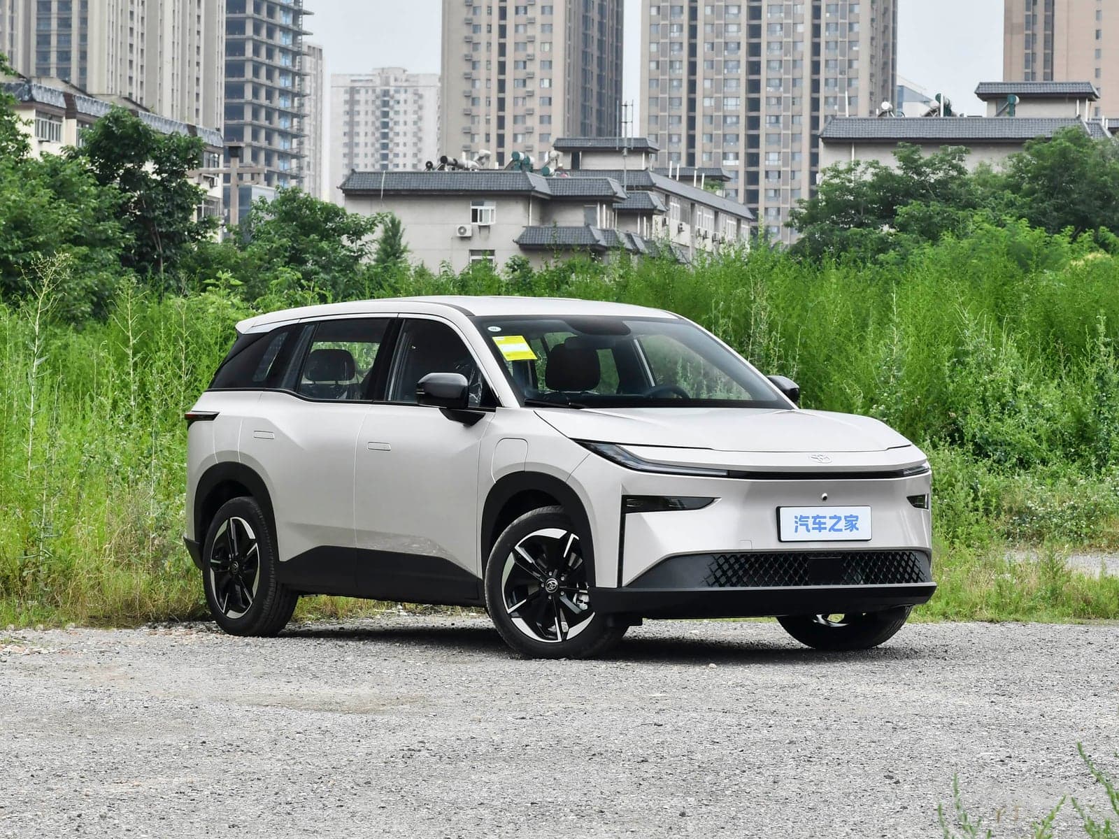 Toyota bZ3X — реальное фото 3