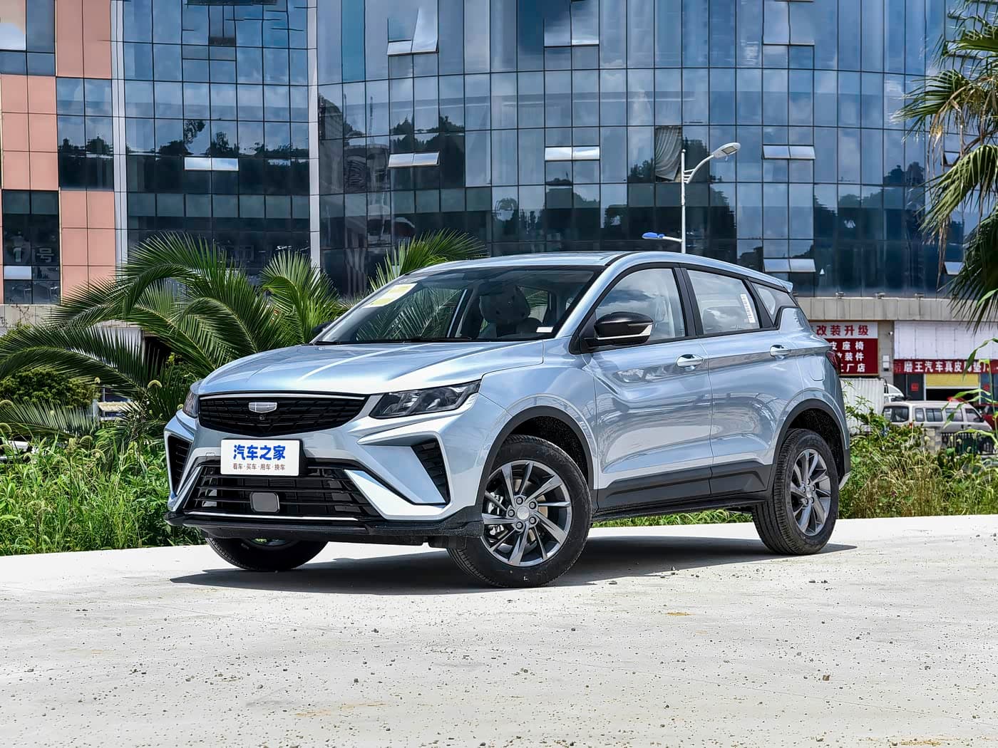 Geely Coolray — реальное фото 1