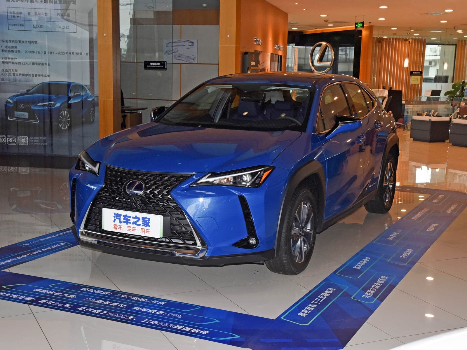 Lexus UX 300e — реальное фото 1