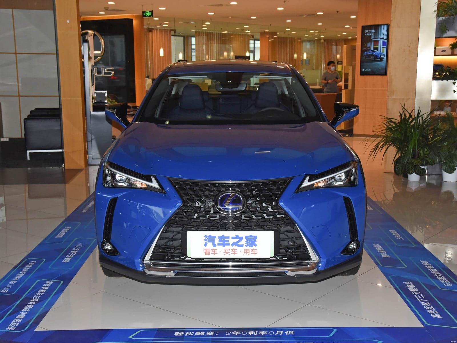 Lexus UX 300e — реальное фото 2