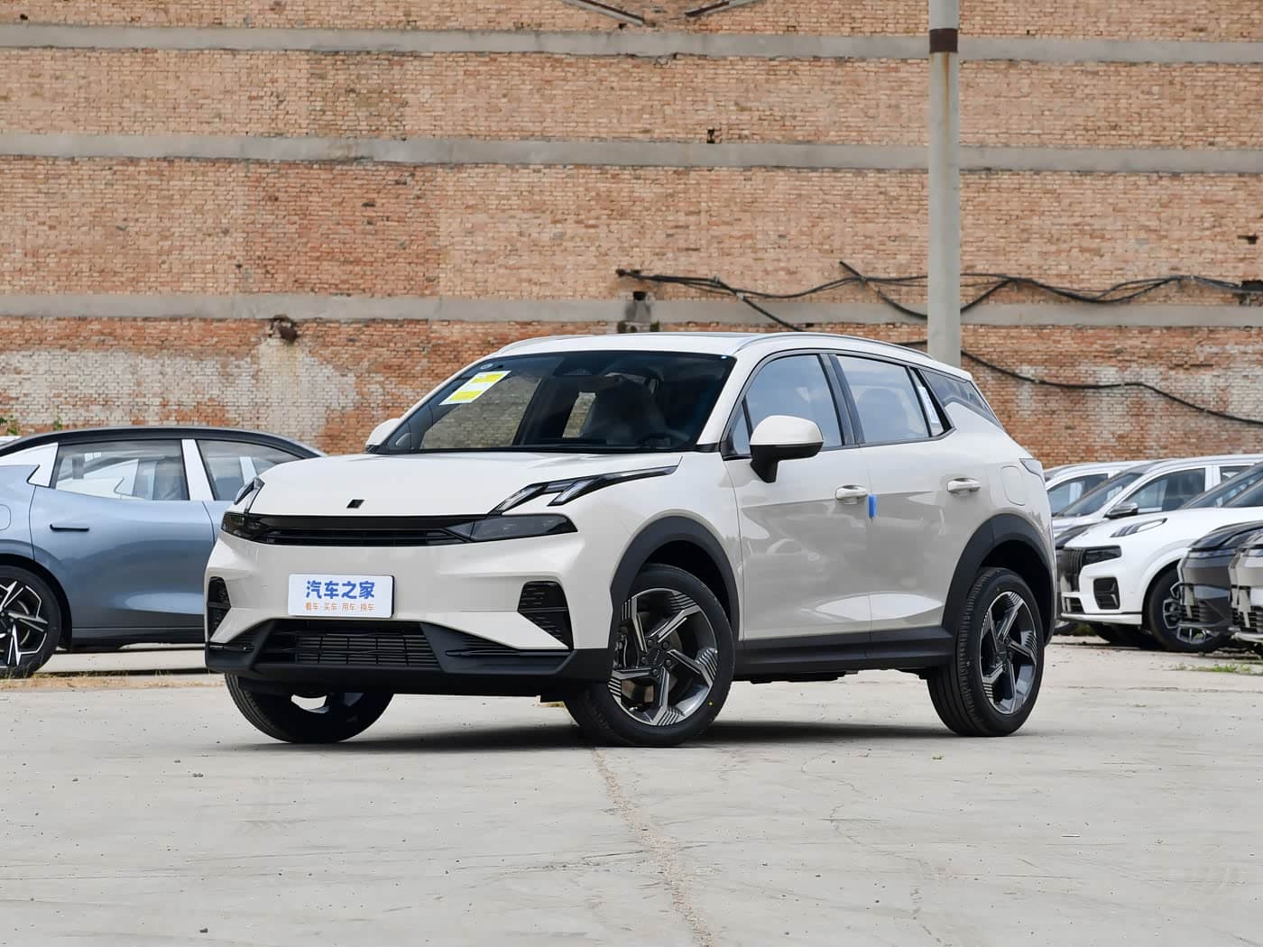 Lynk & Co 06: фото автомобиля