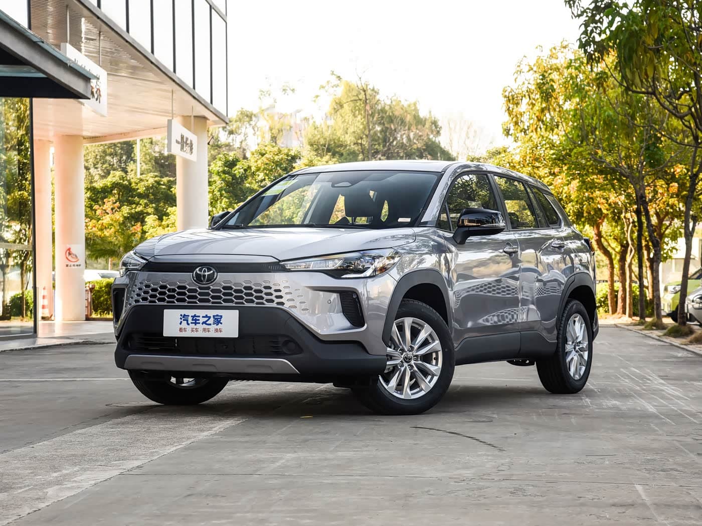 Toyota Corolla Cross 2026 · изображение из каталога; соответствие выбранной комплектации и цвету уточним до заказа